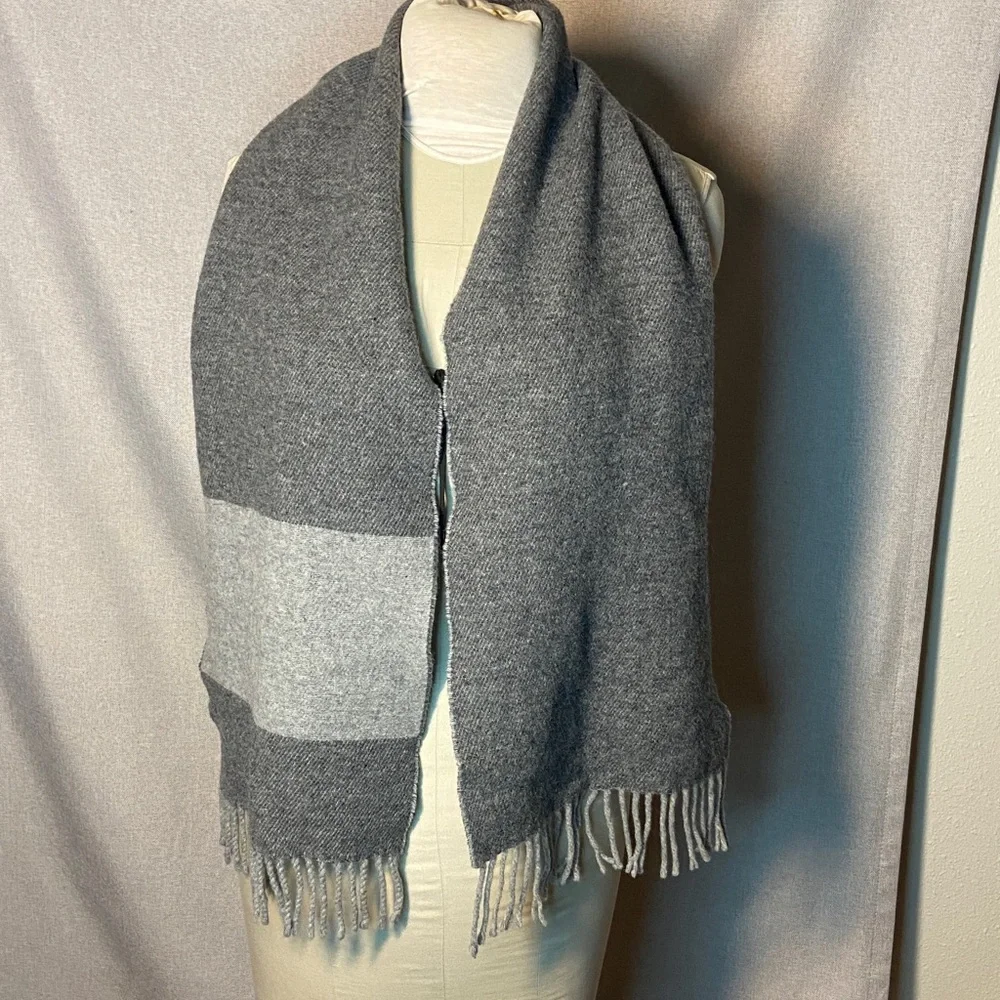 Italian Woolen Treasures Lambswool scarf, unisex.